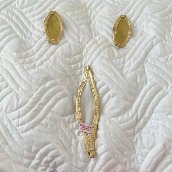 Colleen Kelly, sexy teeny-weeny bikini in gold-just covering up barely anything - Picture 3 of 6